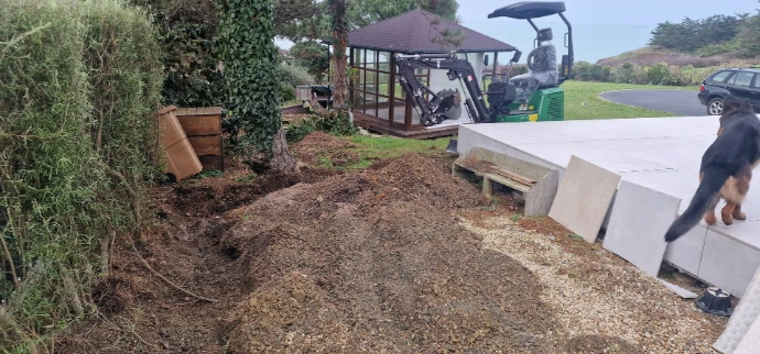 photo illustrant la mini-pelle CP09 chez un de nos clients en condition elle est en train de creuser une tranchée