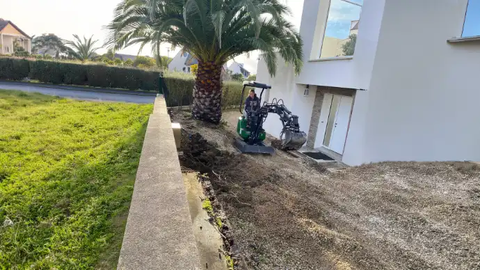 photo illustrant la mini-pelle CP09 chez l'un de nos clients, une mini-pelle vendue par chargeur plus