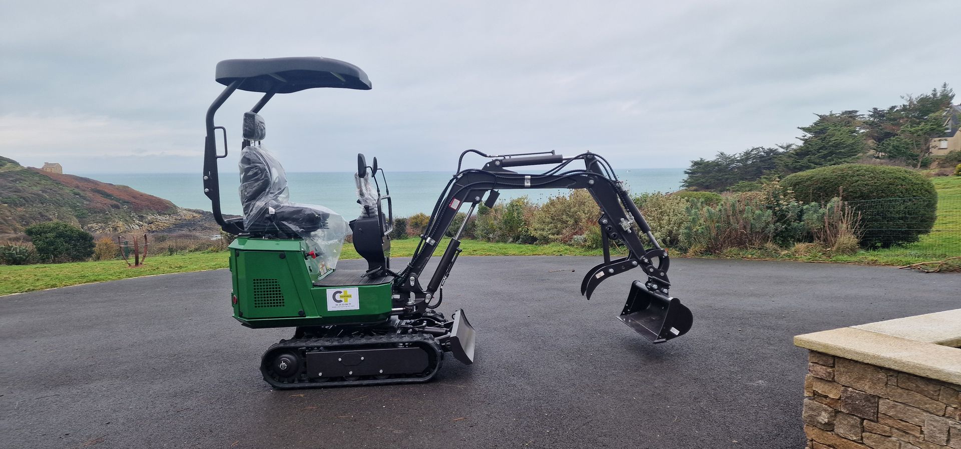 photo de la mini-pelle CP09 avec vue mer