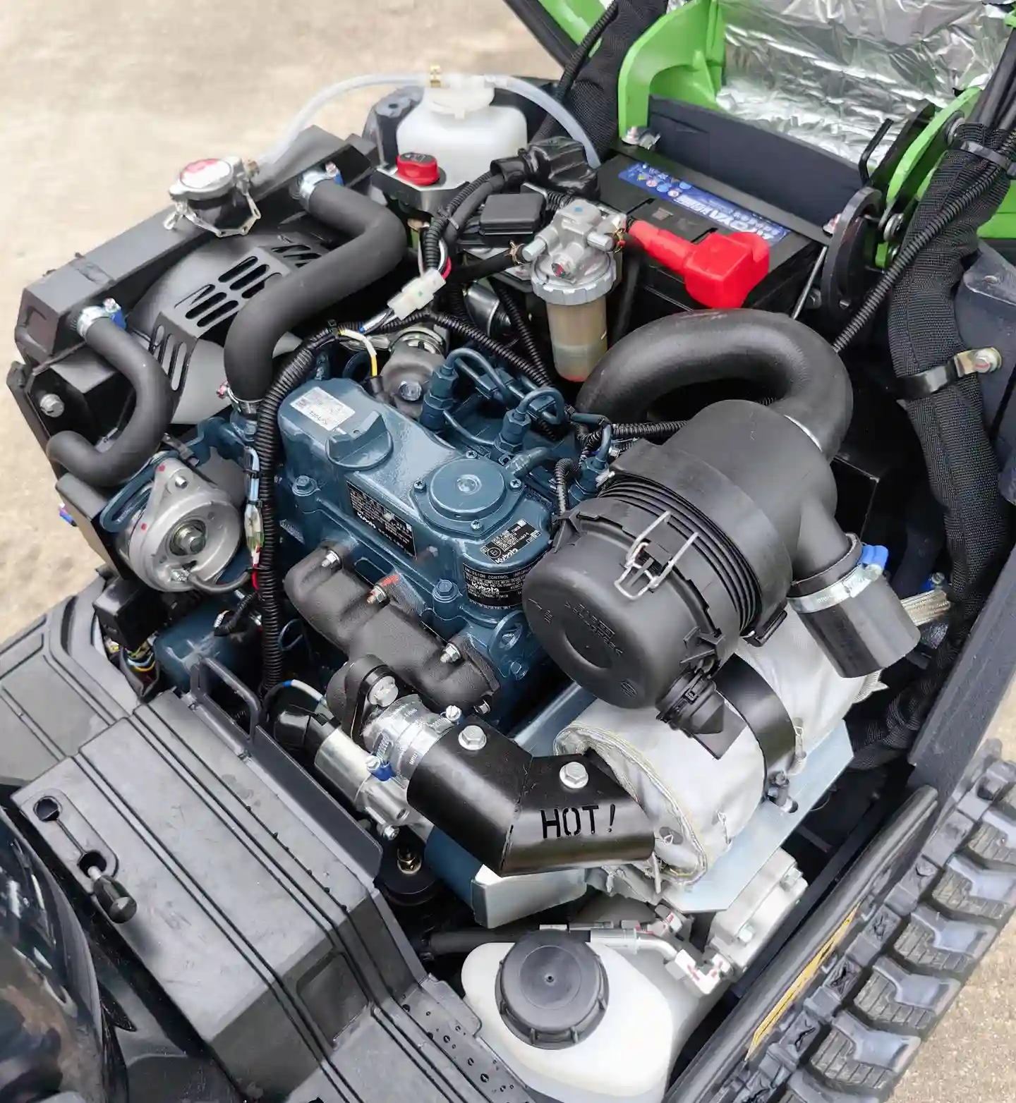 Photo prise de haut du moteur Kubota D722 EFI1, les composants sont visibles