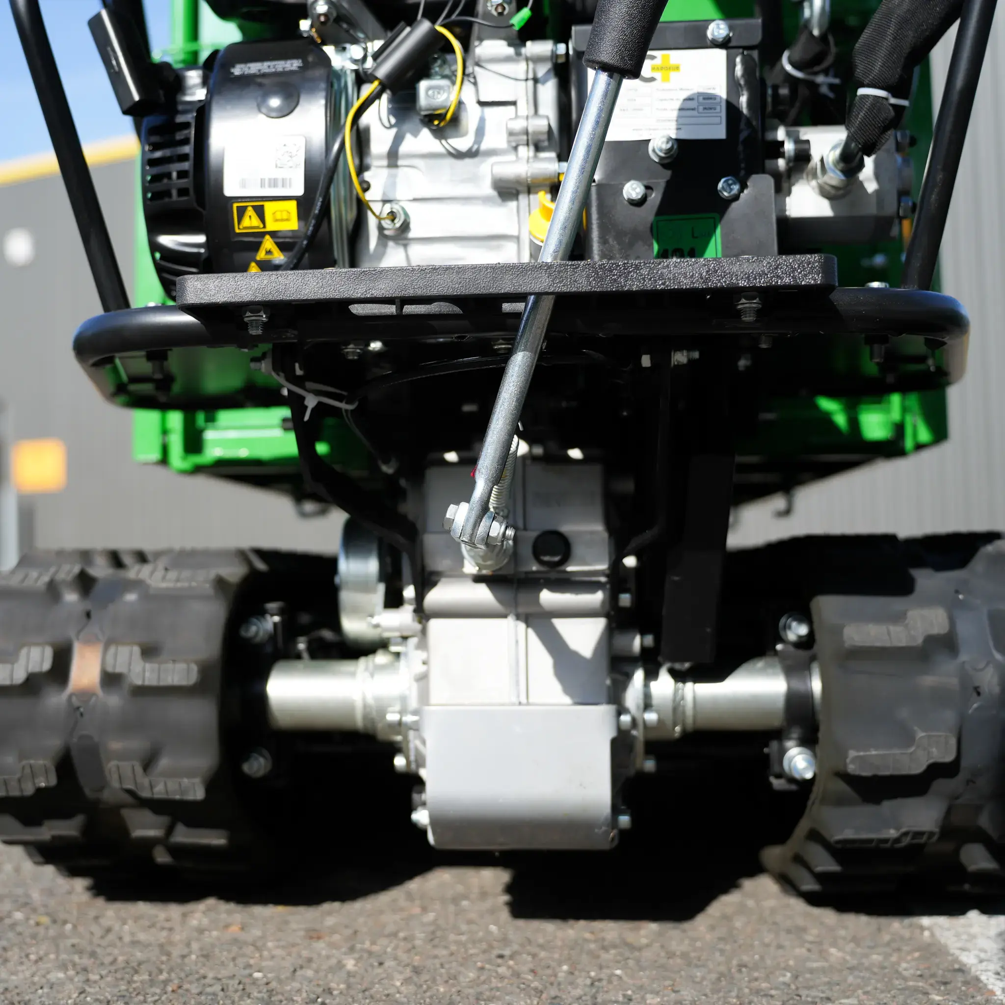 vu de bas sur le système de transmission du dumper 735, chenilles mécaniques apparentes