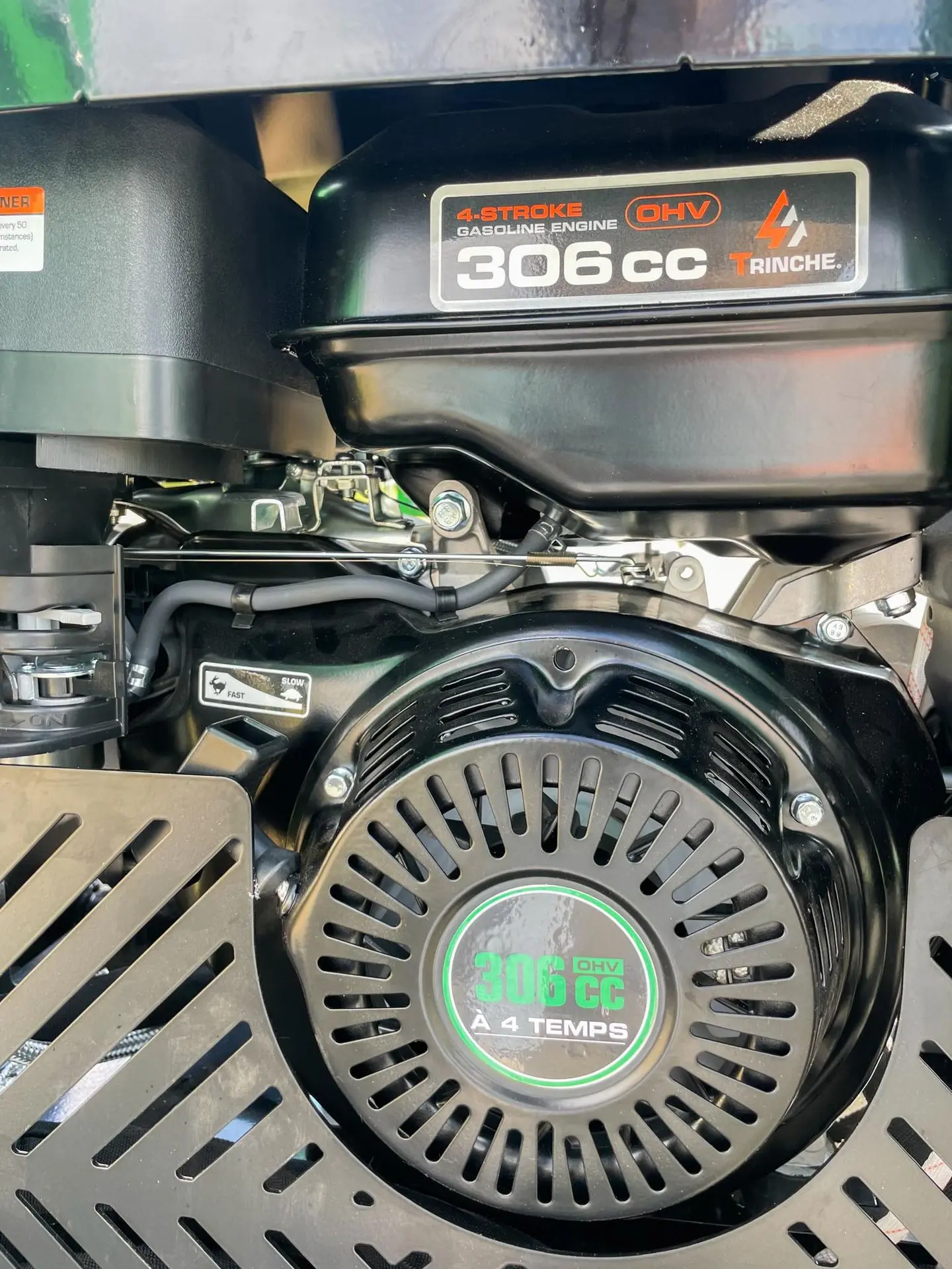 Gros plan sur un moteur 4 temps OHV de 306 cc équipé sur la mini chargeuse MC306 de chez Chargeur Plus, avec étiquettes visibles et éléments mécaniques apparents.