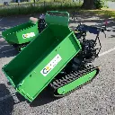 Mini dumper à chenilles vert avec benne basculante relevée, moteur thermique 196cc, logo ChargeurPlus. Mini-dumper stationné