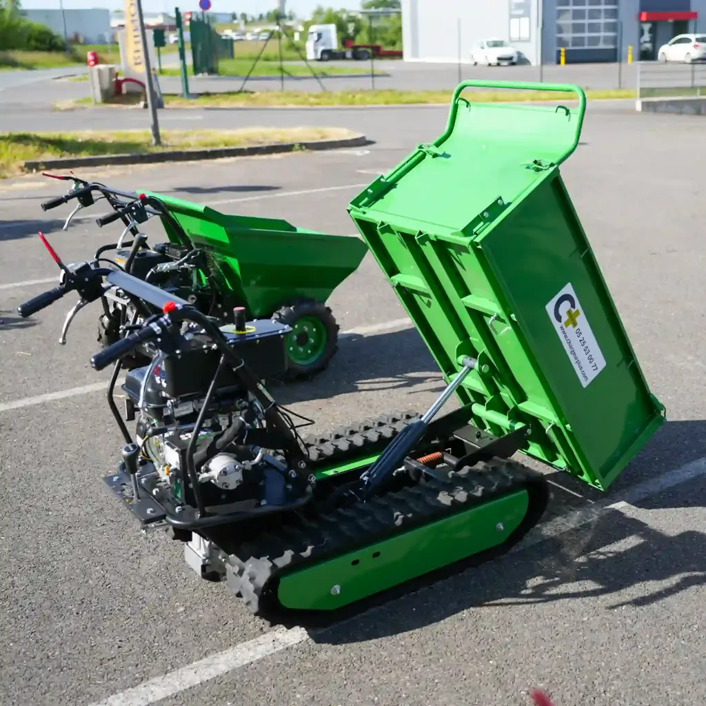 Mini dumper à chenilles vert avec benne hydraulique relevée, vu en diagonale sur un parking, modèle ChargeurPlus