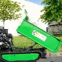 Mini dumper à chenilles vert avec benne hydraulique inclinée, logo ChargeurPlus, stationné sur route devant un bâtiment et des arbres en fond.