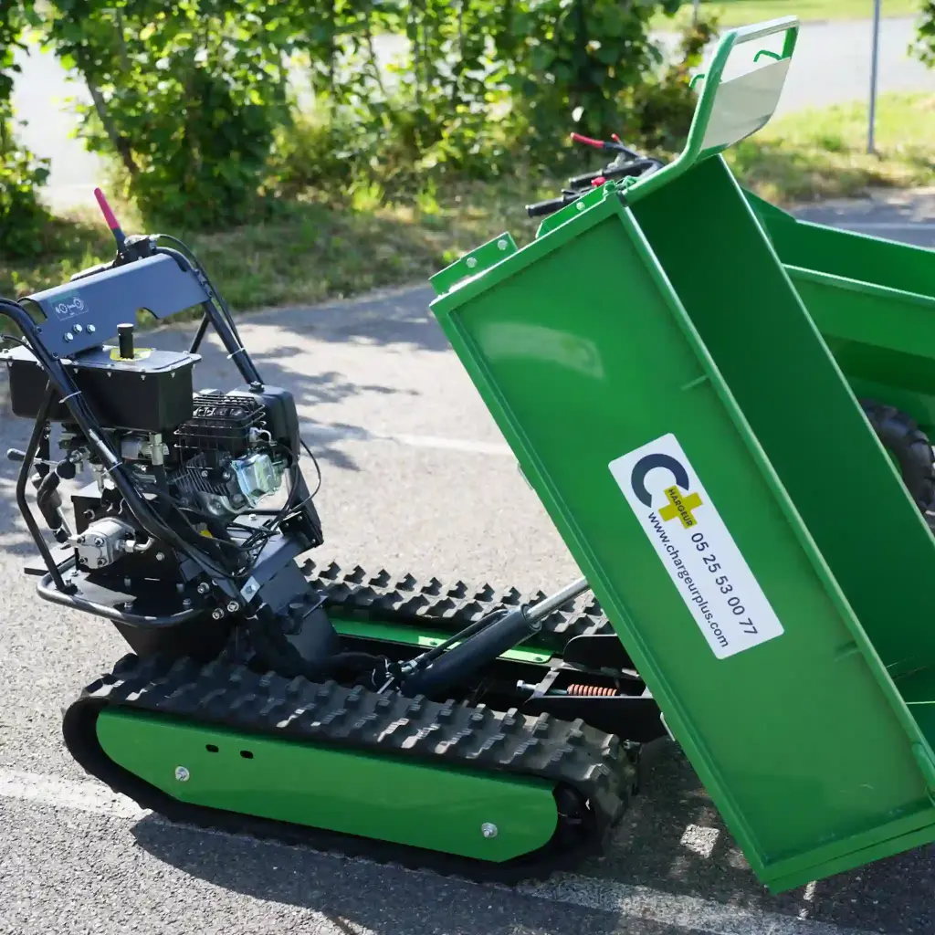 Mini dumper à chenilles vert stationné avec benne hydraulique en position de déversement, logo ChargeurPlus.