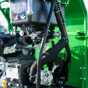Gros plan sur les composants hydrauliques d’un mini dumper à chenilles, avec flexibles, levier de commande et moteur. Logo de la marque ChargeurPlus visible