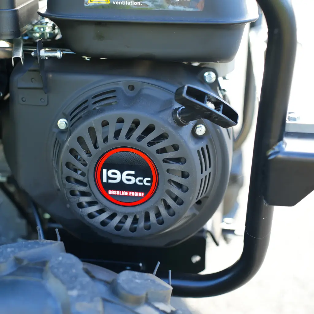 Gros plan sur moteur essence 196cc d’un mini dumper, avec démarreur à rappel manuel