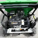 Vue de dessus du moteur et du châssis d’un mini dumper motorisé, avec commandes de marche avant et arrière, réservoir d’essence et roues tout-terrain