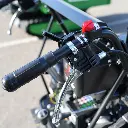 Poignée gauche d’un dumper Chargeur Plus avec interrupteur ON/OFF rouge, levier de frein et commande de sécurité intégrée