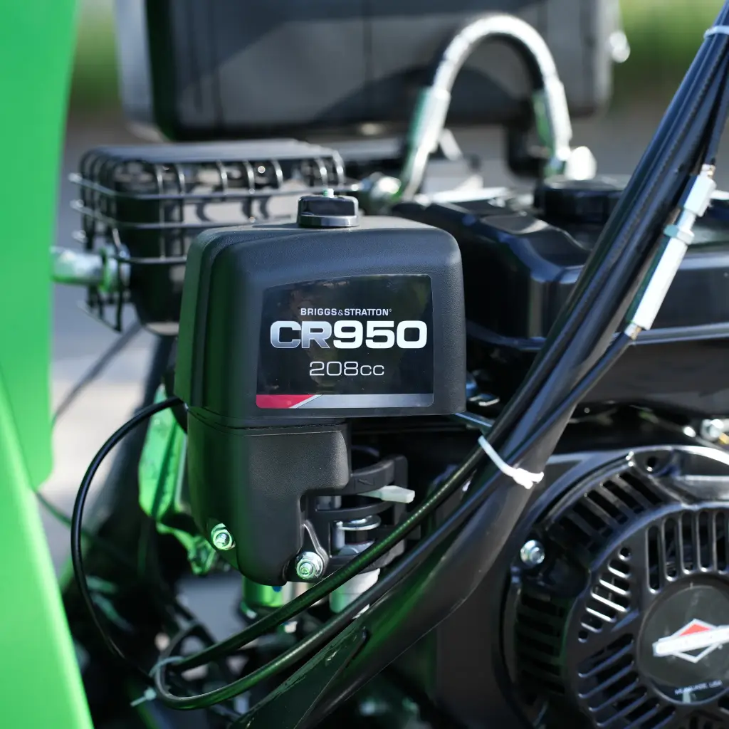 Gros plan sur le moteur Briggs & Stratton CR950 208cc d’un dumper Chargeur Plus, avec filtre à air et câblage visible