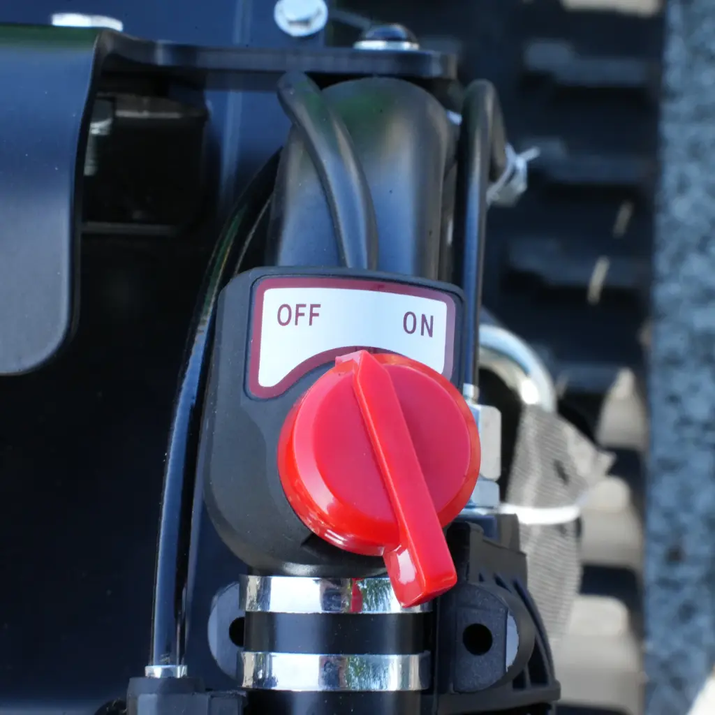 Interrupteur rouge ON/OFF du dumper Chargeur Plus, fixé sur le guidon avec câblage visible en gros plan