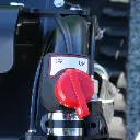 Interrupteur rouge ON/OFF du dumper Chargeur Plus, fixé sur le guidon avec câblage visible en gros plan