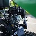 Vue détaillée du moteur thermique du dumper Chargeur Plus, avec échappement protégé, câblage et fixations visibles sur le châssis à chenilles