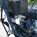 Zoom sur le circuit hydraulique d’un dumper Chargeur Plus, avec réservoir et moteur thermique partiellement visible