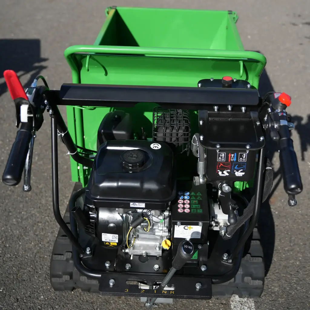 Poste de conduite arrière d’un dumper Chargeur Plus, avec moteur thermique, commandes manuelles, leviers de vitesse et benne vide visible en fond"
