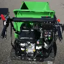 Poste de conduite arrière d’un dumper Chargeur Plus, avec moteur thermique, commandes manuelles, leviers de vitesse et benne vide visible en fond"