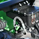 Zoom sur le boîtier de commande hydraulique d’un dumper Chargeur Plus, avec flexibles haute pression et pictogrammes d’utilisation