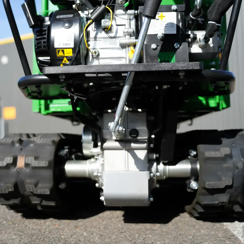 Vue avant du dessous d'un dumper Chargeur Plus, avec boîte de transmission, levier de commande et roues motrices visibles
