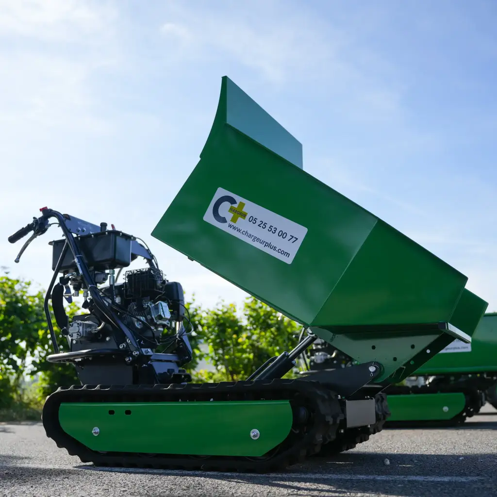 Dumper à chenilles Chargeur Plus en déchargement, benne levée en extérieur avec moteur thermique visible en arrière-plan