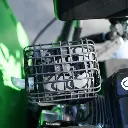 Vue rapprochée du moteur d’un dumper Chargeur Plus, avec protection grillagée entourant le système d’échappement