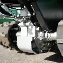 ue rapprochée du mécanisme de transmission et du châssis d’un dumper Chargeur Plus, avec boulons et système de fixation visibles