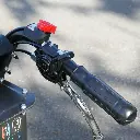 Poignée droite d’un dumper Chargeur Plus avec interrupteur rouge ON/OFF, levier d’accélérateur et système de freinage métallique