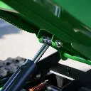 Système hydraulique de levage de la benne d’un dumper Chargeur Plus, avec vérin chromé et points de fixation métalliques verts