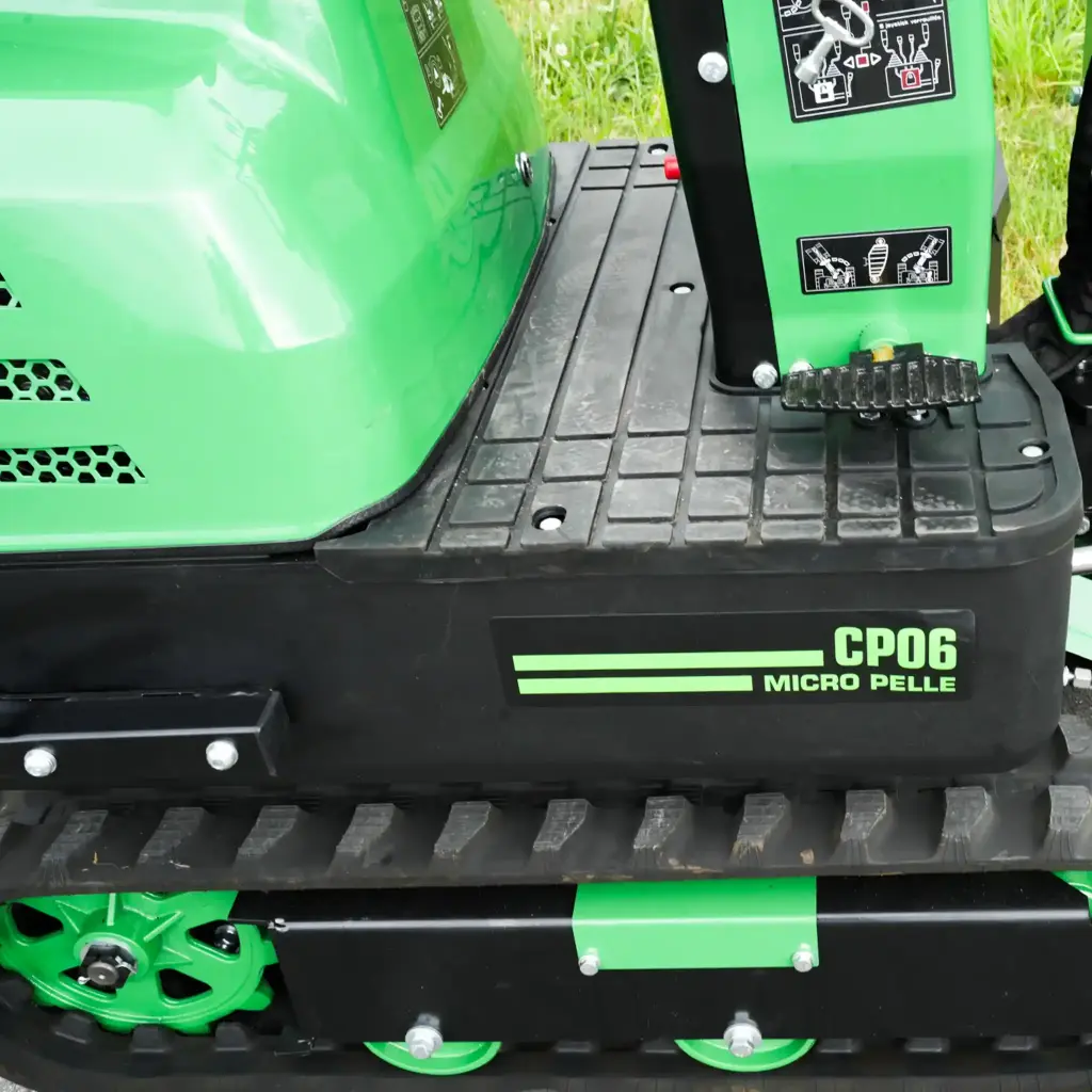 Photo prise de haut d'une minipelle CP06, vue du haut des chenilles et des galets