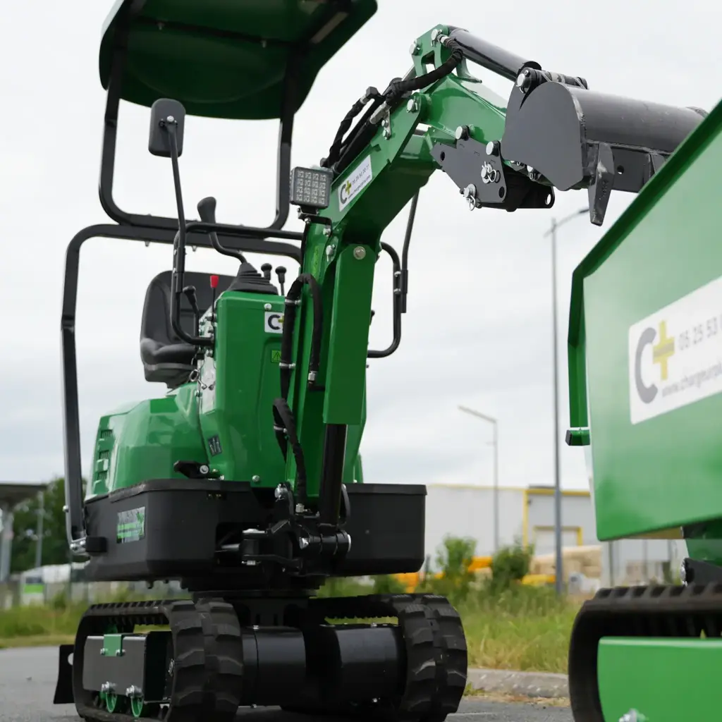 photo en contre-plongée d'une minipelle CP06 de 685kg et d'un dumper DPC735.
