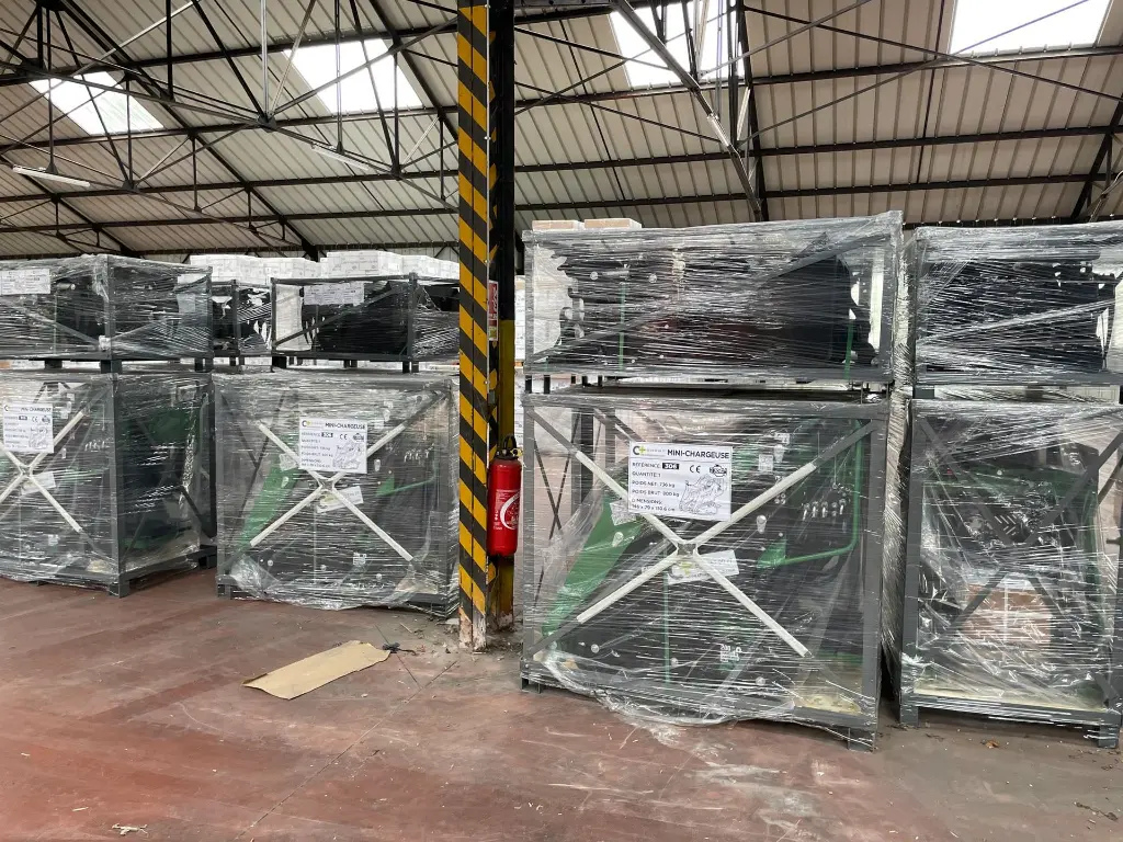 plusieurs mini chargeuses mc306 encore emballée dans notre entrepôt de Saône et Loire.webp