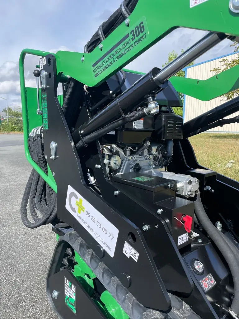 Plan sérré de trois quart d'une mini chargeuse mc306 de chez chargeur plus.webp