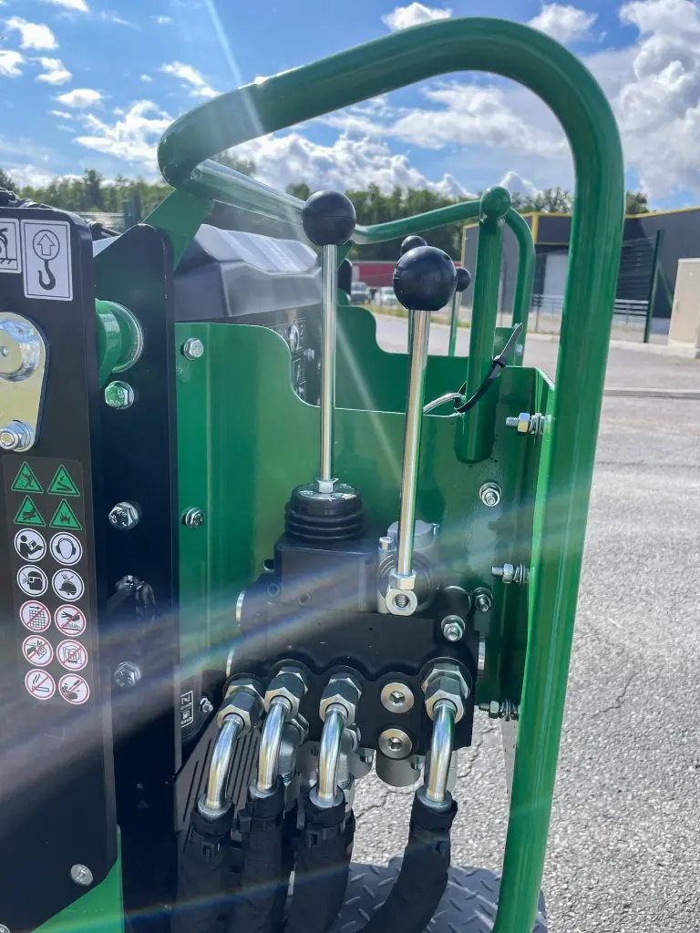 vue latérale des joysticks de gauche d'une mini chargeuse mc306 de chez chargeur plus.webp