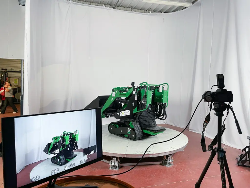 mini chargeuse mc306 en shooting photo sur un plateau tournant à 360 degrés.webp