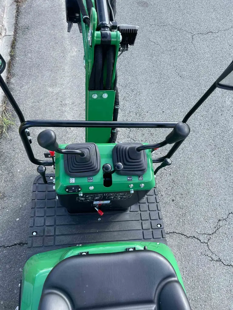 vue du dessus d'une mini pelle cp06 de chez chargeur plus avec les manettes en pupitre.webp