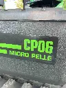 gros plan sur le sticker cp06 de la minipelle cp06 de chez chargeur plus.webp