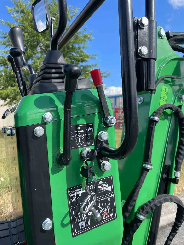 focus sur les manettes côté droit de la mini pelle cp06 de chez chargeur plus.webp