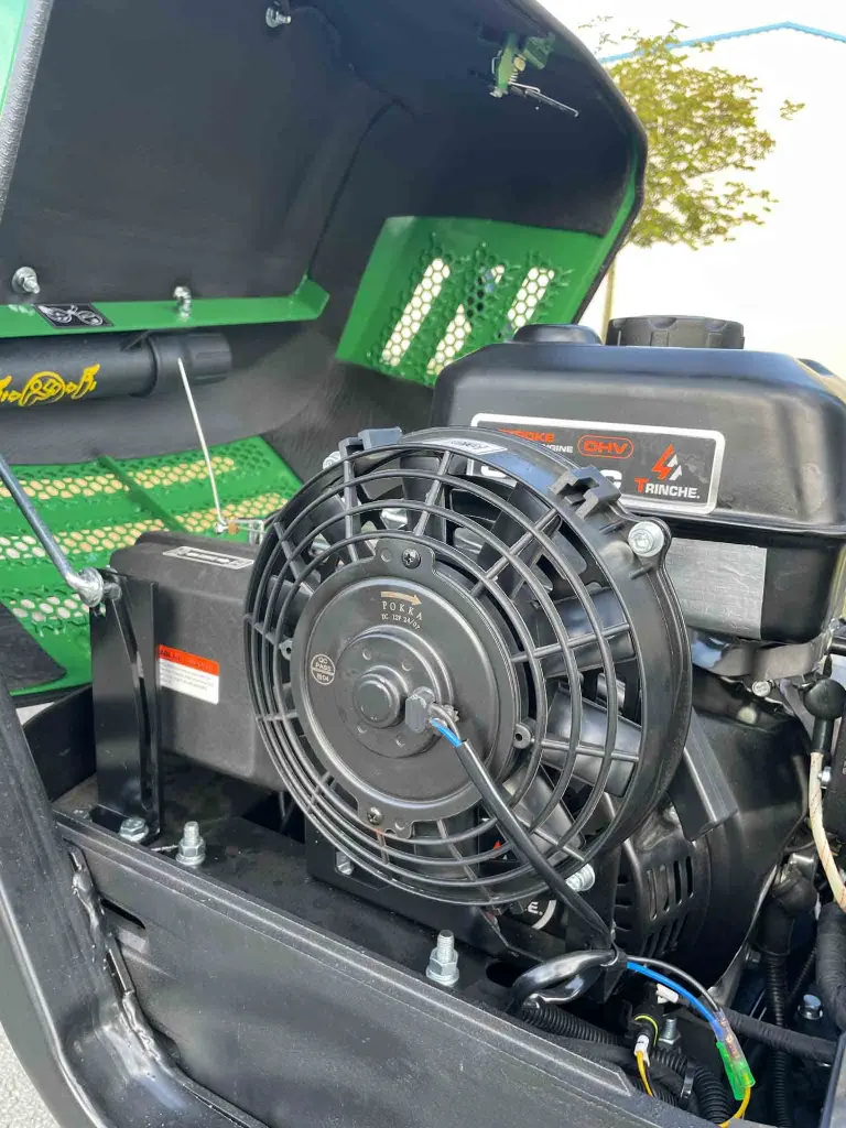 gros plan sur le moteur de la minipelle cp06 de chez chargeur plus.webp