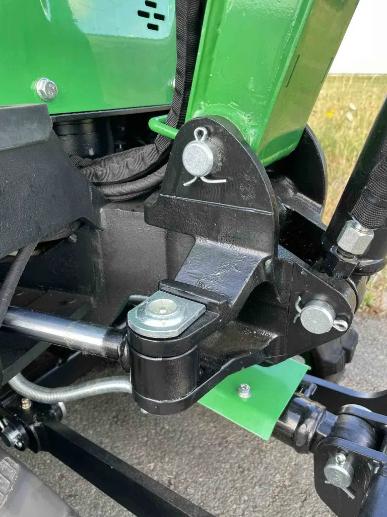 vue rapprochée d'une mini pelle cp06 de chez chargeur plus, on y voit le vérin du déport de flèce.webp