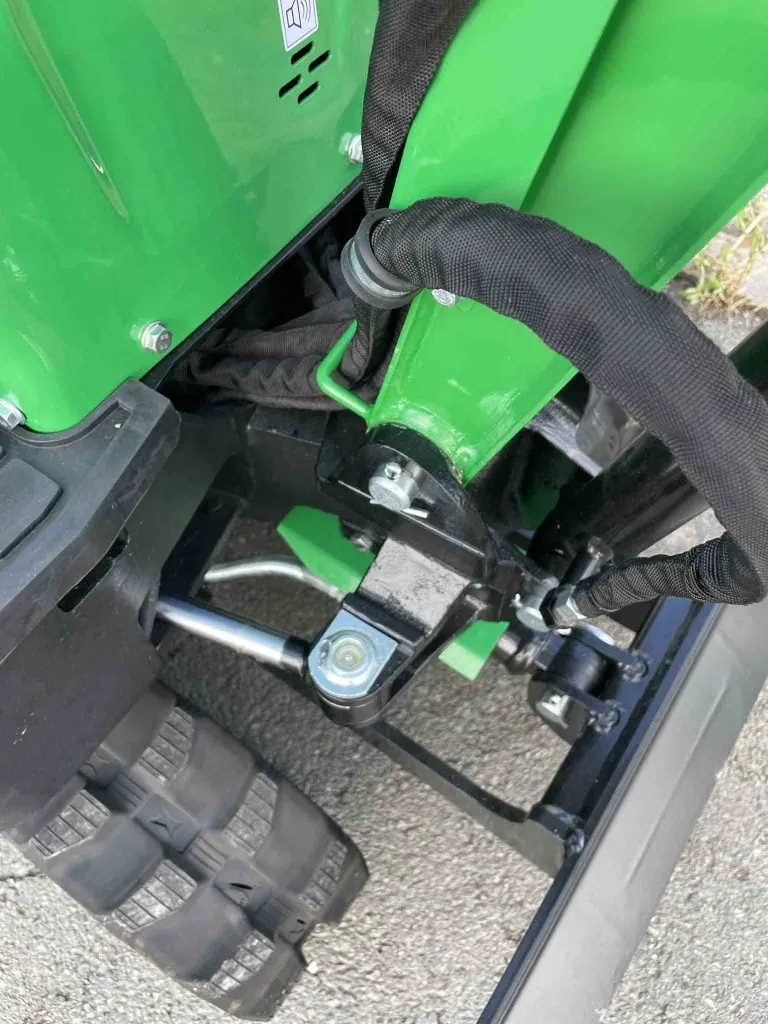 photo d'une mini pelle CP06 de chez Chargeur Plus illustrant le déport de flèche.webp