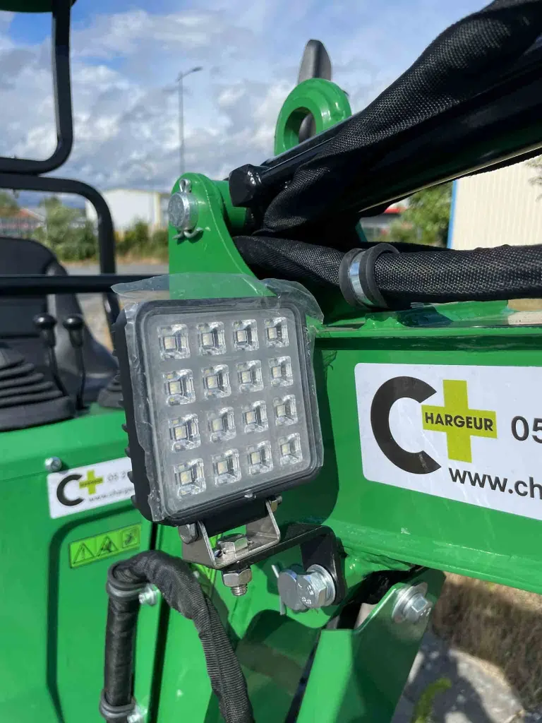 gros plan sur le phare de la minipelle cp06 de chez chargeur plus.webp