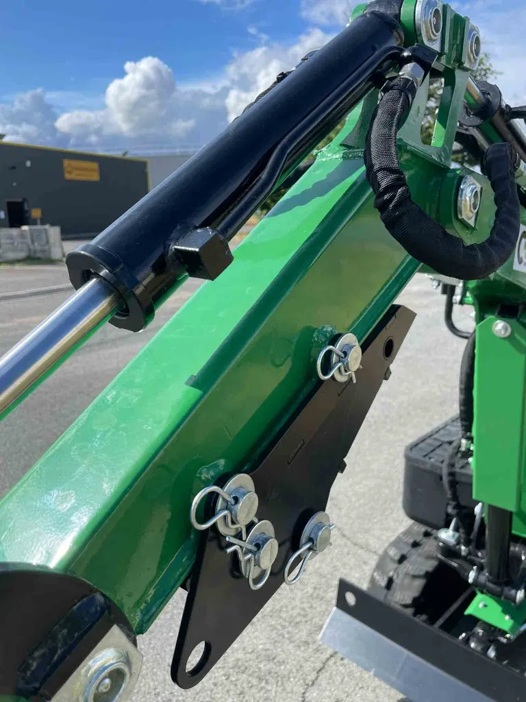 gros plan sur le pouce mécanique offert pour l'achat d'une mini pelle cp06 de chez chargeur plus.webp