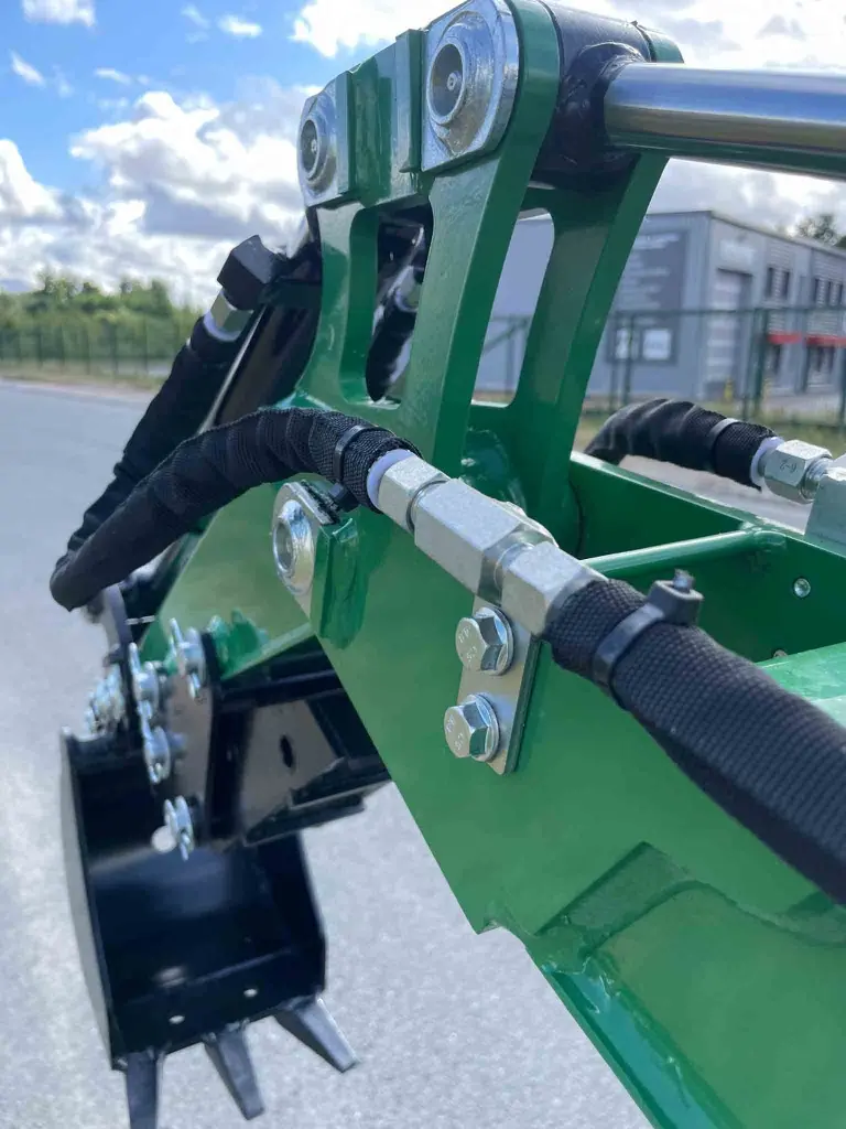 gros plan sur les flexibles hydrauliques présents sur le bras de la minipelle cp06 de chez chargeur plus c+.webp