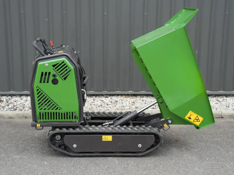 Mini dumper vert XN500 vu de côté, avec benne basculante, chenilles en caoutchouc et coordonnées de l’entreprise minipellerhinoceros.com visibles sur la carrosserie.