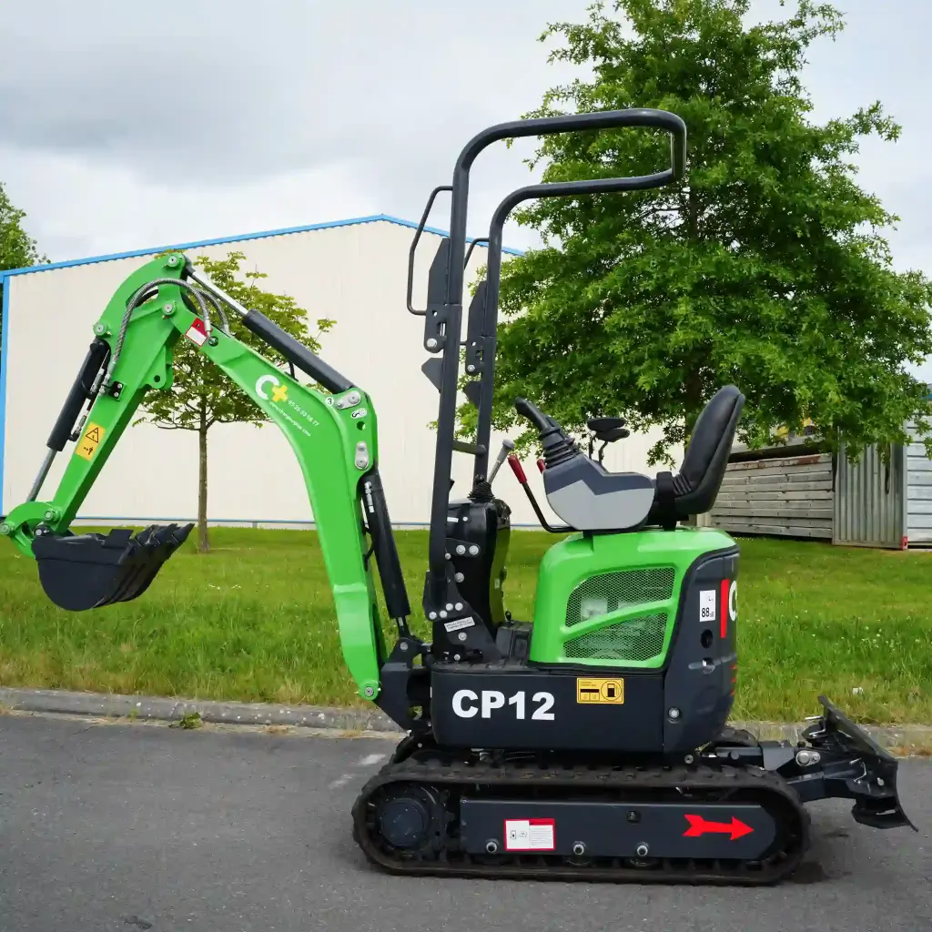 vue de profil sur un terrain d'une minipelle cp12 bras semi tendu avec godet de curage de 30 cm