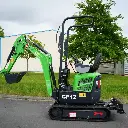 vue de profil sur un terrain d'une minipelle cp12 bras semi tendu avec godet de curage de 30 cm