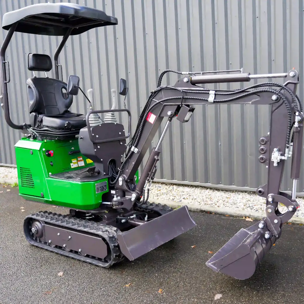 Chargeurplus: Mini-pelle compacte sur chenilles photographiée de trois quarts avant, équipée d’un bras hydraulique articulé, d’une lame de nivellement et d’un poste de conduite avec toit de protection.