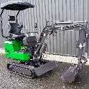 Chargeurplus: Mini-pelle compacte sur chenilles photographiée de trois quarts avant, équipée d’un bras hydraulique articulé, d’une lame de nivellement et d’un poste de conduite avec toit de protection.