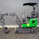 Chargeurplus: Vue latérale complète de la mini-pelle sur chenilles, équipée d’un bras hydraulique articulé, d’un godet de terrassement, d’une lame de nivellement et d’un poste de conduite avec toit de protection.