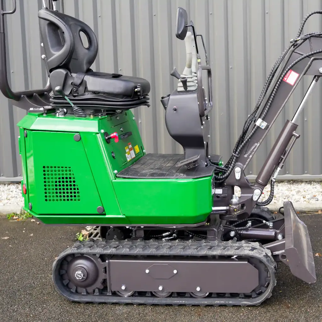 Chargeurplus: Vue latérale rapprochée du poste de conduite, mettant en évidence le siège suspendu, les commandes hydrauliques ergonomiques et le châssis compact sur chenilles.